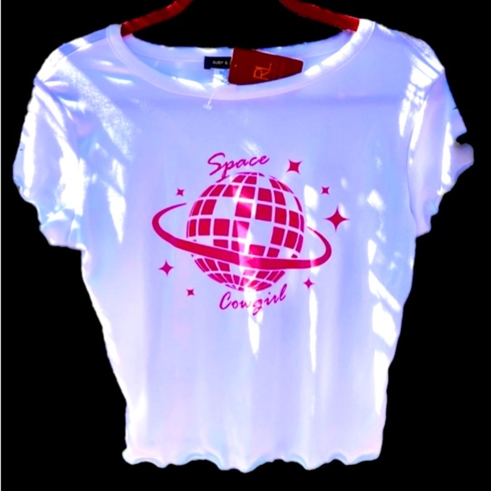 Scalloped white t-shirt crop top “Space Cowgirl”.